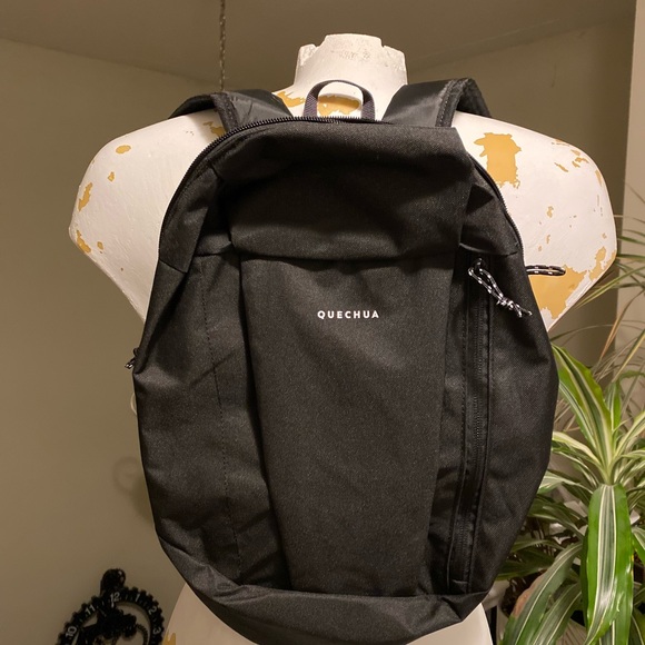 ๐ Quechua Black Backpack - Picture 3 of 14